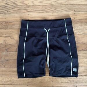 Vuori Daily Piped Short 5”